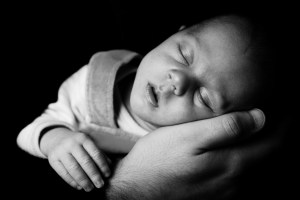 sleeping_baby_on_a_hand_199952